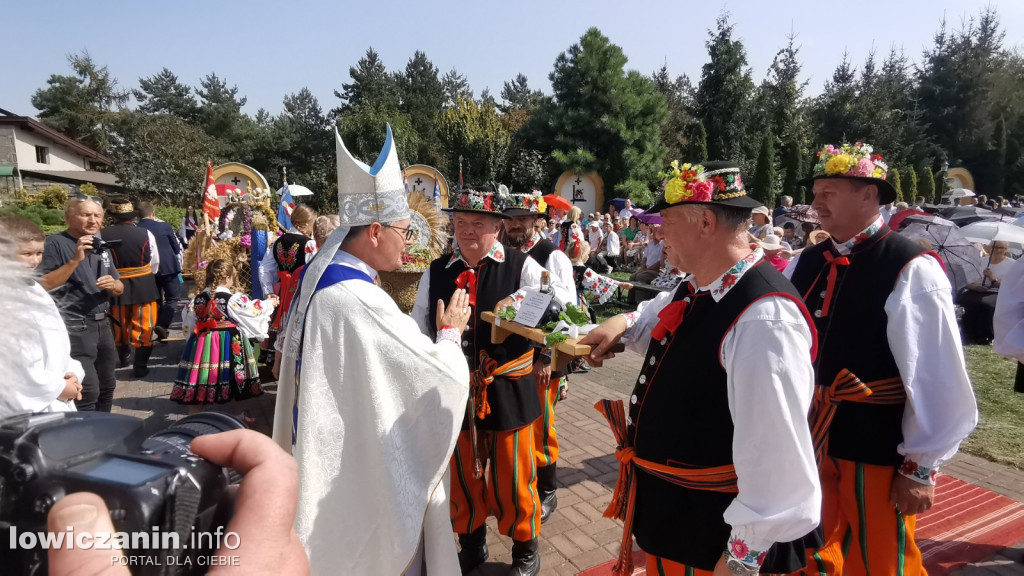 Uroczysta msza święta przy Sanktuarium w Domaniewicach.