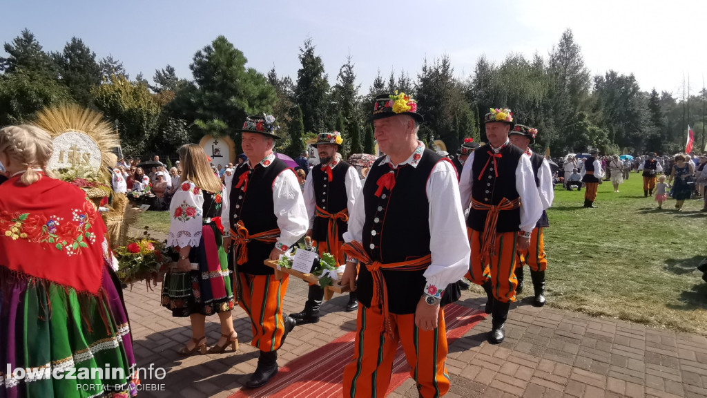 Uroczysta msza święta przy Sanktuarium w Domaniewicach.