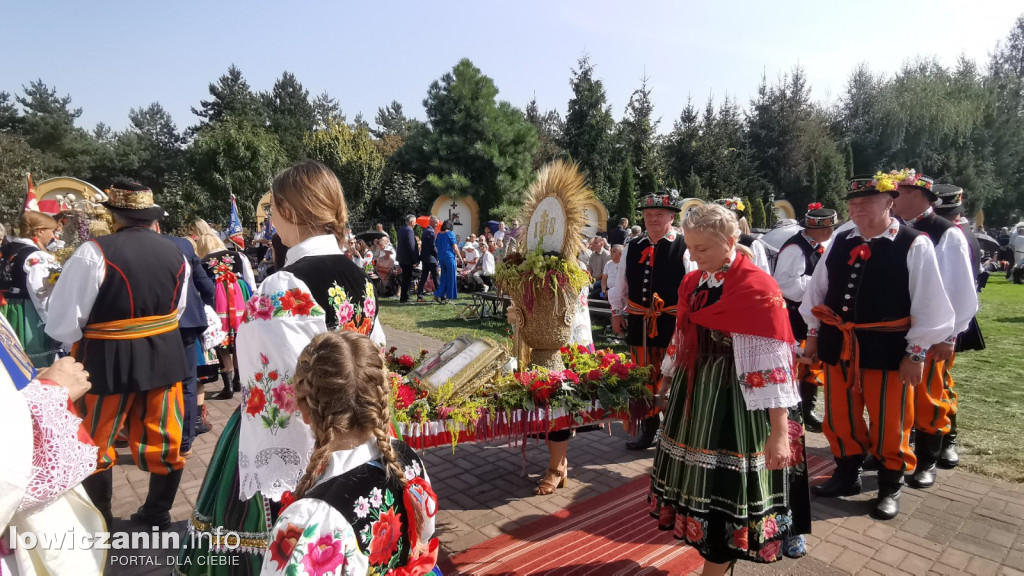 Uroczysta msza święta przy Sanktuarium w Domaniewicach.