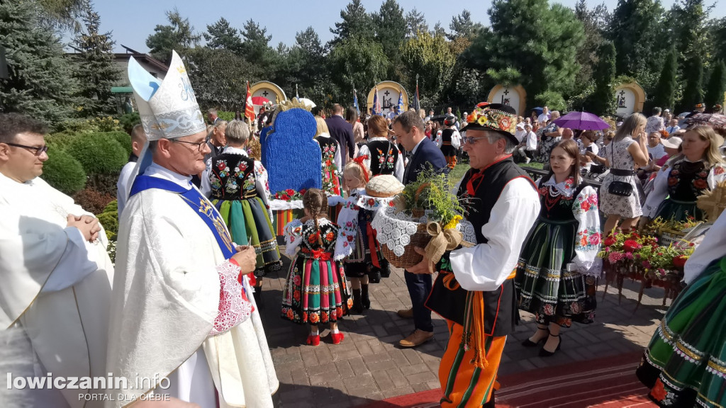 Uroczysta msza święta przy Sanktuarium w Domaniewicach.