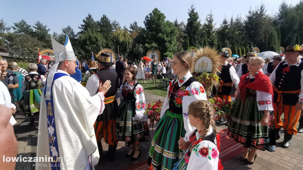 Uroczysta msza święta przy Sanktuarium w Domaniewicach.