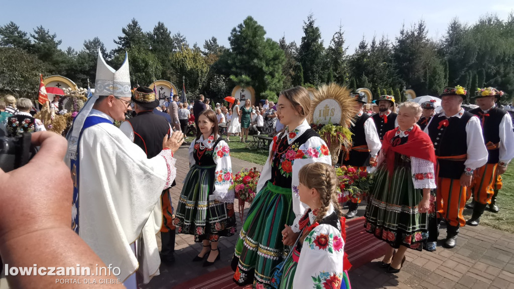 Uroczysta msza święta przy Sanktuarium w Domaniewicach.