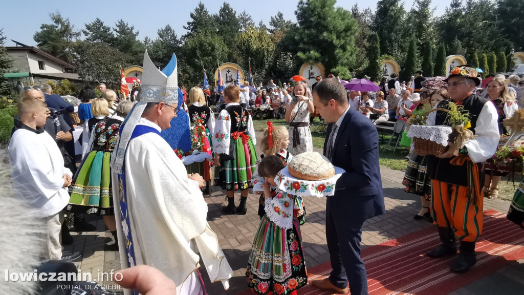 Uroczysta msza święta przy Sanktuarium w Domaniewicach.