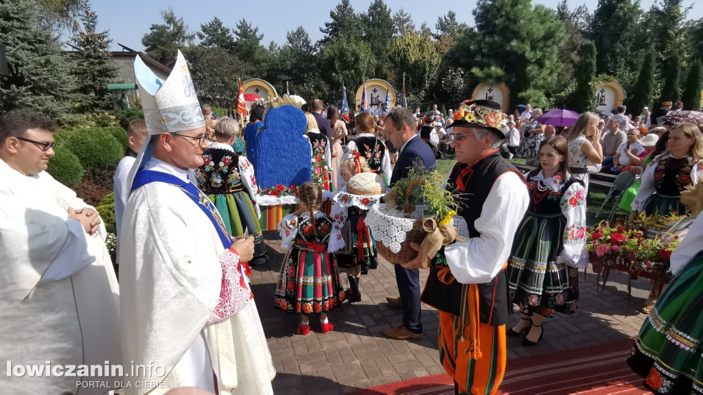 Uroczysta msza święta przy Sanktuarium w Domaniewicach.