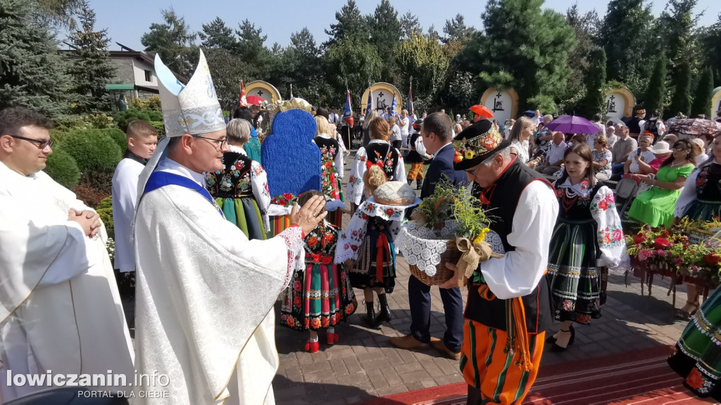 Uroczysta msza święta przy Sanktuarium w Domaniewicach.