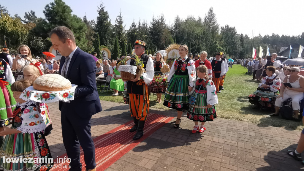 Uroczysta msza święta przy Sanktuarium w Domaniewicach.