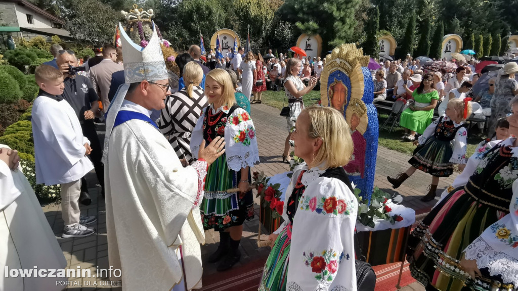 Uroczysta msza święta przy Sanktuarium w Domaniewicach.
