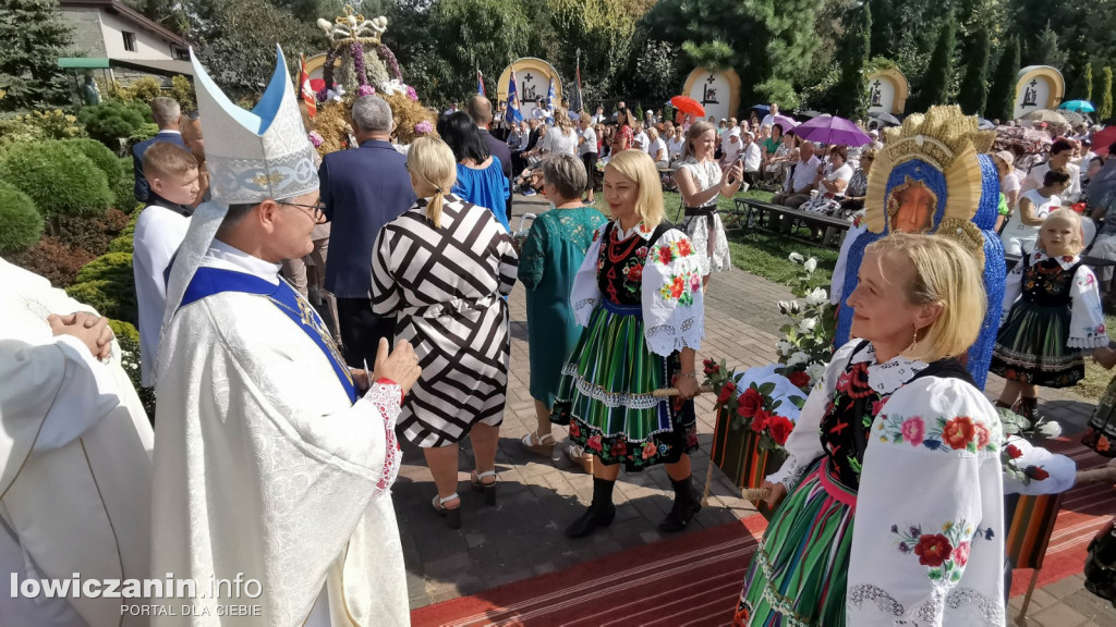 Uroczysta msza święta przy Sanktuarium w Domaniewicach.