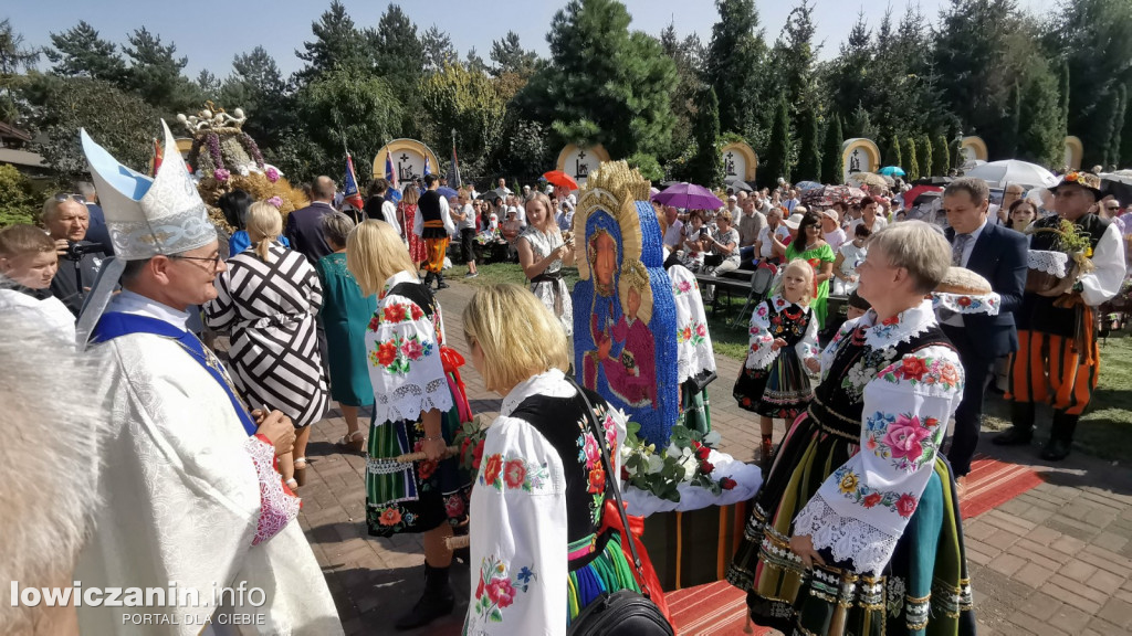 Uroczysta msza święta przy Sanktuarium w Domaniewicach.