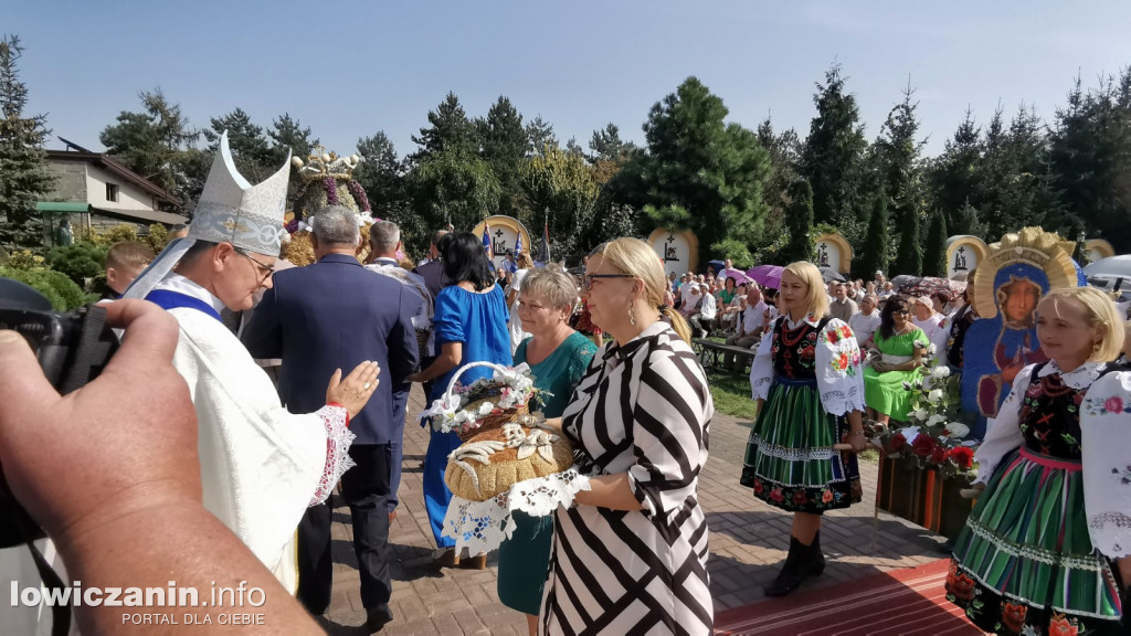 Uroczysta msza święta przy Sanktuarium w Domaniewicach.