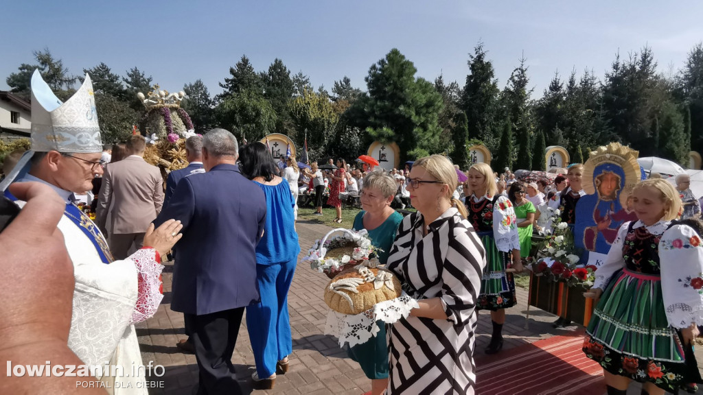 Uroczysta msza święta przy Sanktuarium w Domaniewicach.
