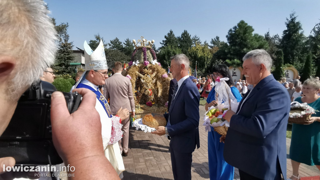 Uroczysta msza święta przy Sanktuarium w Domaniewicach.