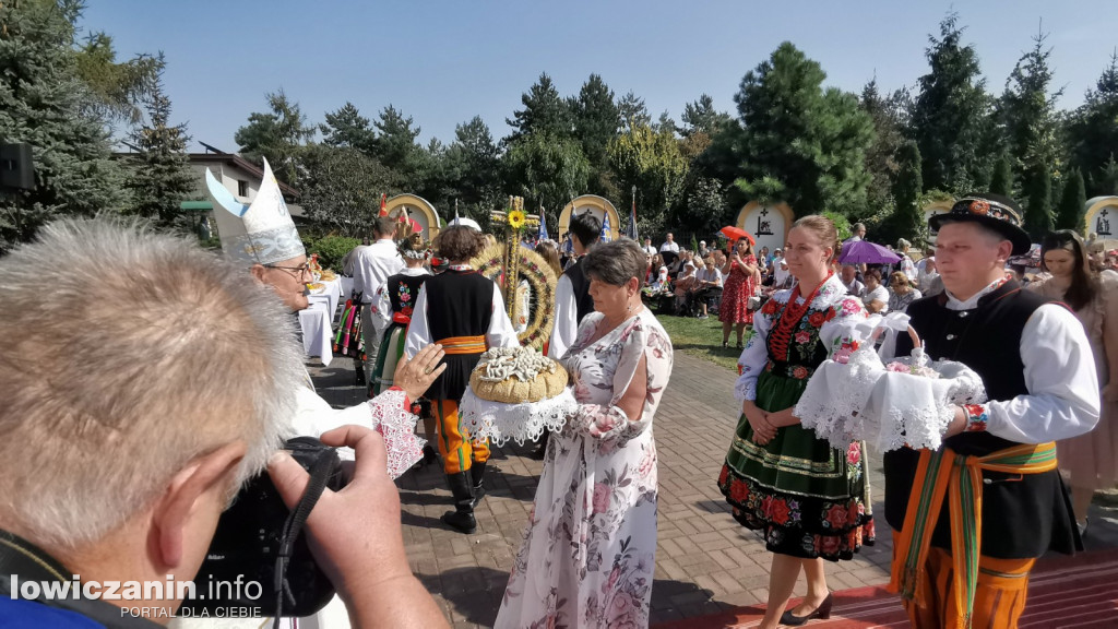Uroczysta msza święta przy Sanktuarium w Domaniewicach.