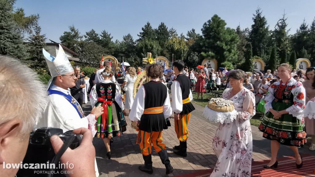 Uroczysta msza święta przy Sanktuarium w Domaniewicach.