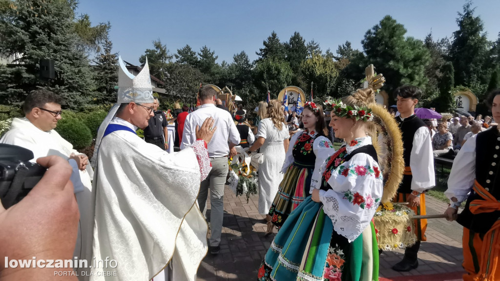 Uroczysta msza święta przy Sanktuarium w Domaniewicach.