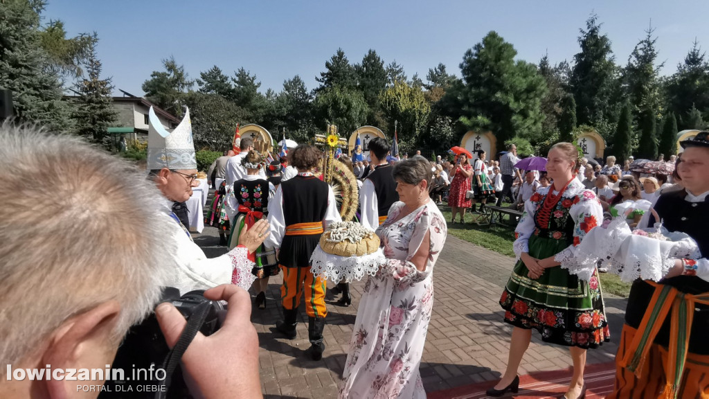 Uroczysta msza święta przy Sanktuarium w Domaniewicach.
