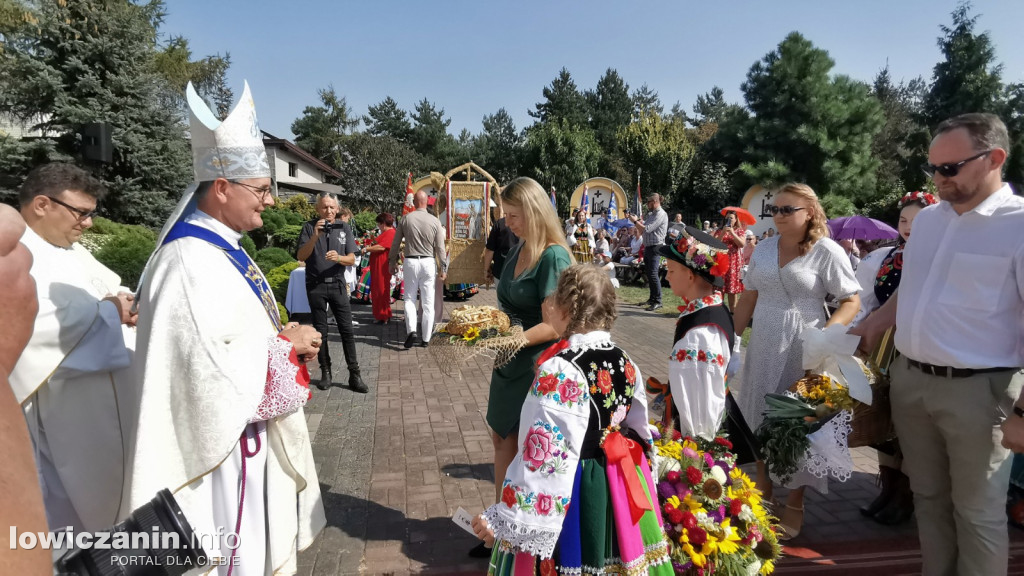Uroczysta msza święta przy Sanktuarium w Domaniewicach.