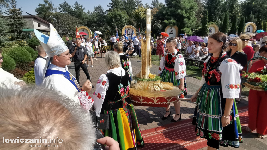 Uroczysta msza święta przy Sanktuarium w Domaniewicach.