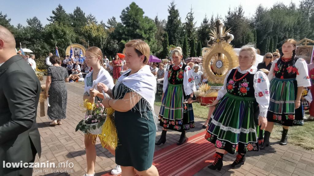 Uroczysta msza święta przy Sanktuarium w Domaniewicach.