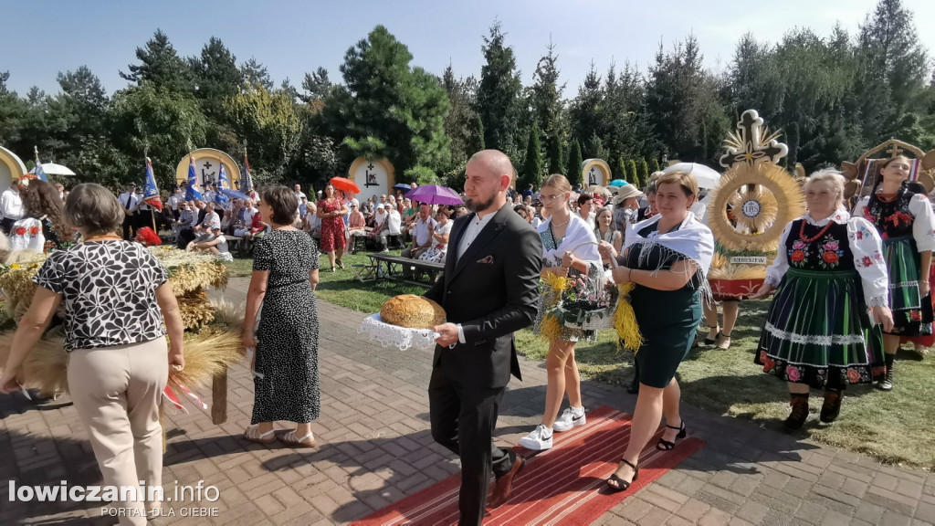 Uroczysta msza święta przy Sanktuarium w Domaniewicach.