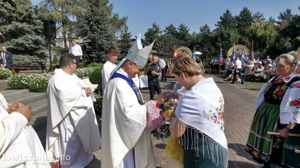 Uroczysta msza święta przy Sanktuarium w Domaniewicach.
