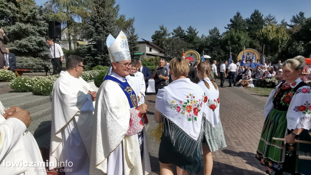 Uroczysta msza święta przy Sanktuarium w Domaniewicach.