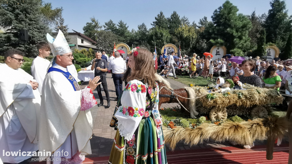 Uroczysta msza święta przy Sanktuarium w Domaniewicach.