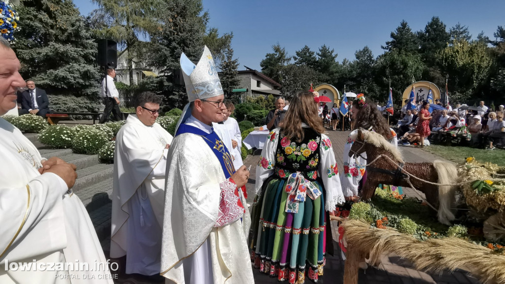 Uroczysta msza święta przy Sanktuarium w Domaniewicach.