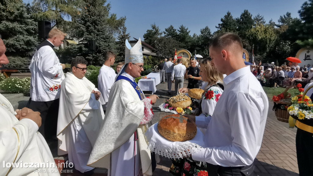 Uroczysta msza święta przy Sanktuarium w Domaniewicach.