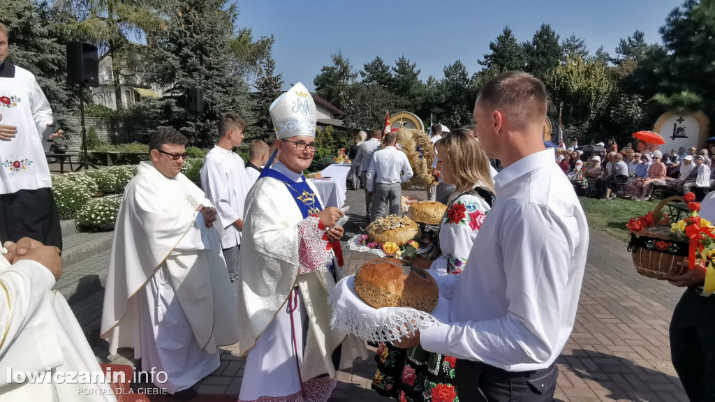 Uroczysta msza święta przy Sanktuarium w Domaniewicach.