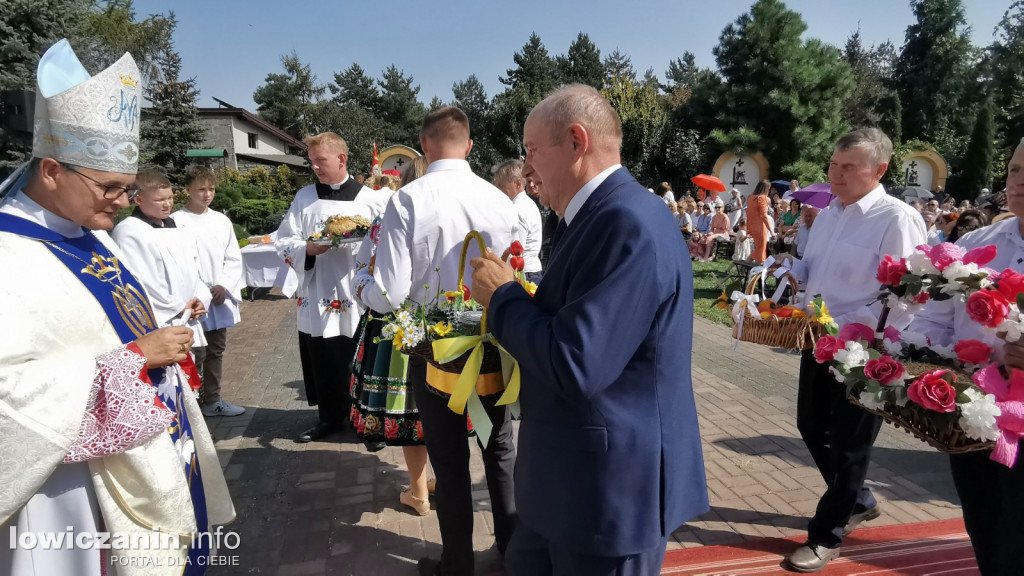 Uroczysta msza święta przy Sanktuarium w Domaniewicach.
