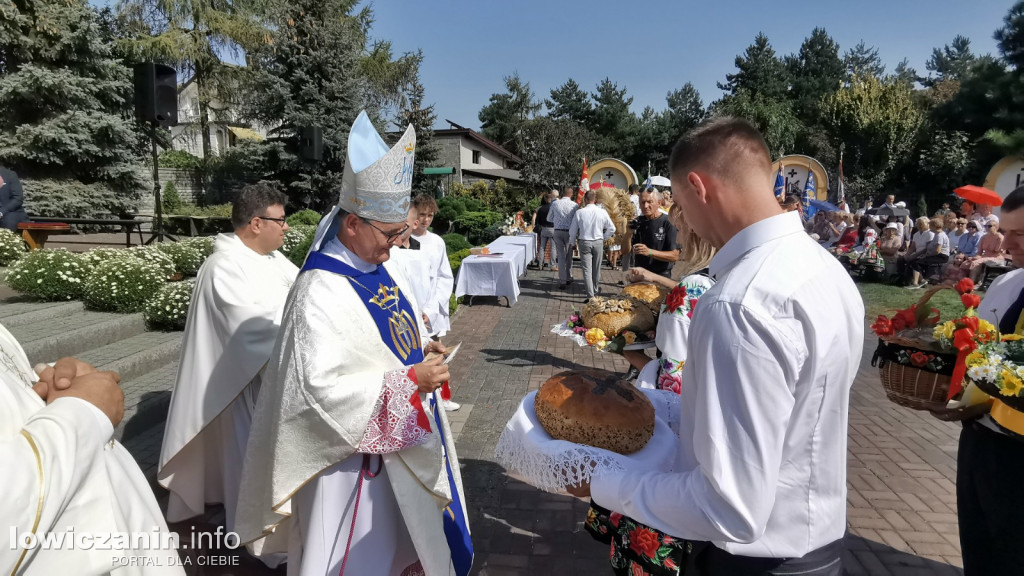 Uroczysta msza święta przy Sanktuarium w Domaniewicach.