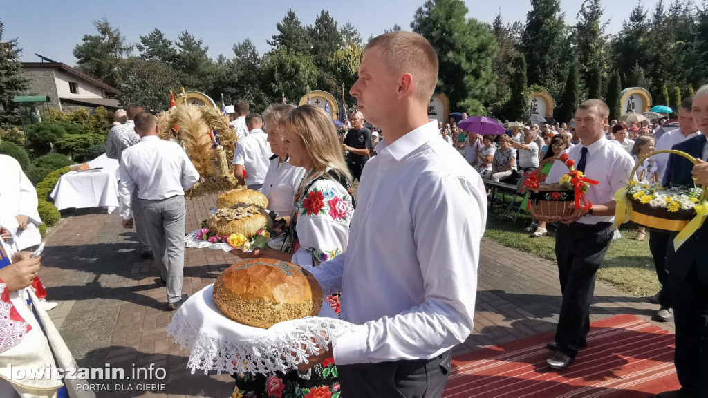 Uroczysta msza święta przy Sanktuarium w Domaniewicach.