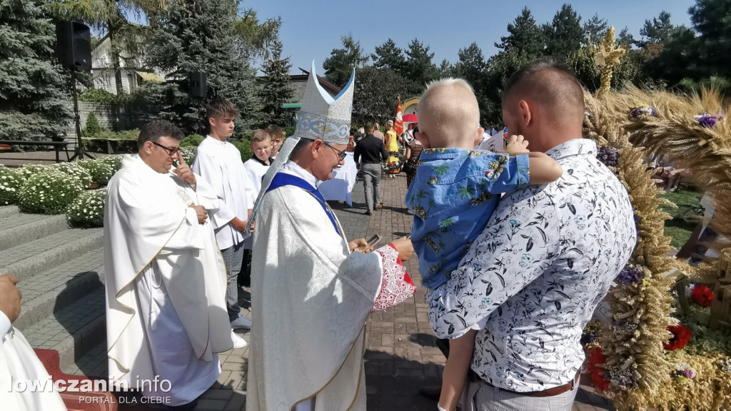 Uroczysta msza święta przy Sanktuarium w Domaniewicach.