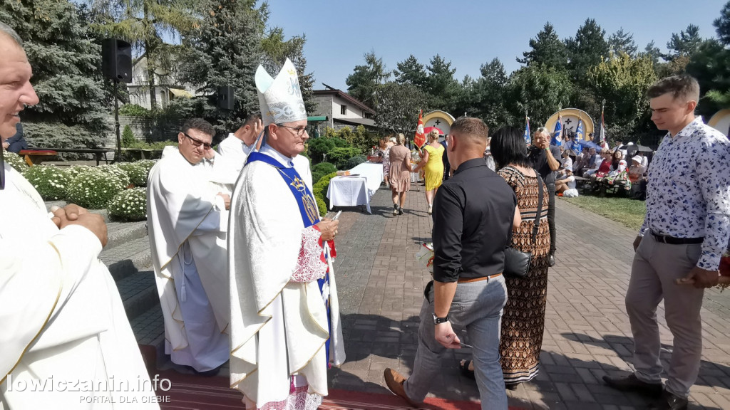 Uroczysta msza święta przy Sanktuarium w Domaniewicach.