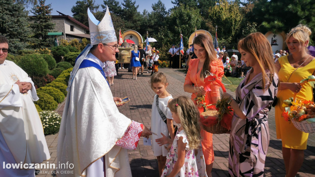 Uroczysta msza święta przy Sanktuarium w Domaniewicach.