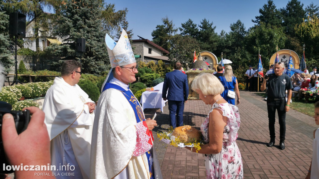 Uroczysta msza święta przy Sanktuarium w Domaniewicach.