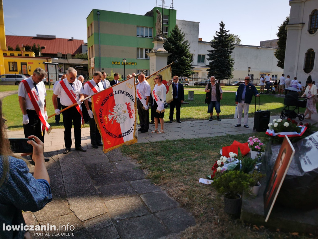 NSZZ Solidarność pod pomnikiem bł. ks. Jerzego Popiełuszki.