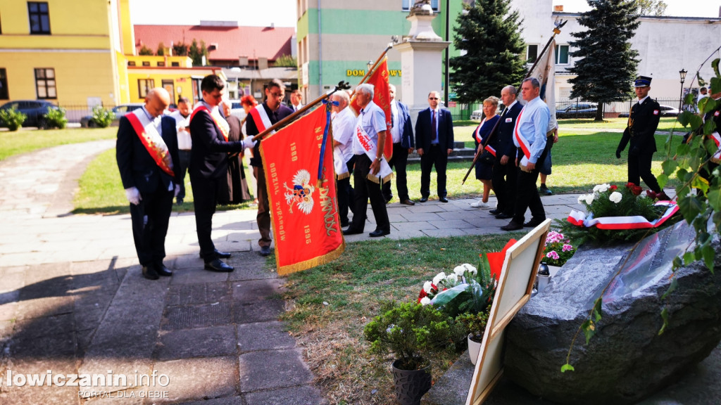 NSZZ Solidarność pod pomnikiem bł. ks. Jerzego Popiełuszki.