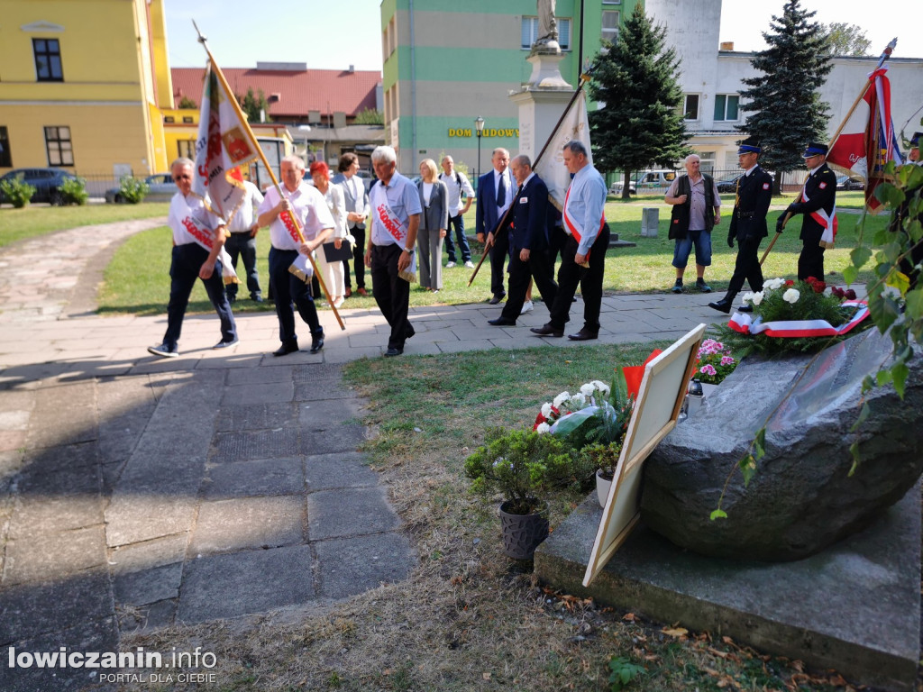 NSZZ Solidarność pod pomnikiem bł. ks. Jerzego Popiełuszki.