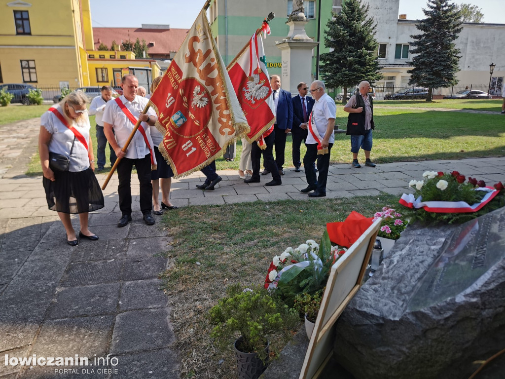 NSZZ Solidarność pod pomnikiem bł. ks. Jerzego Popiełuszki.