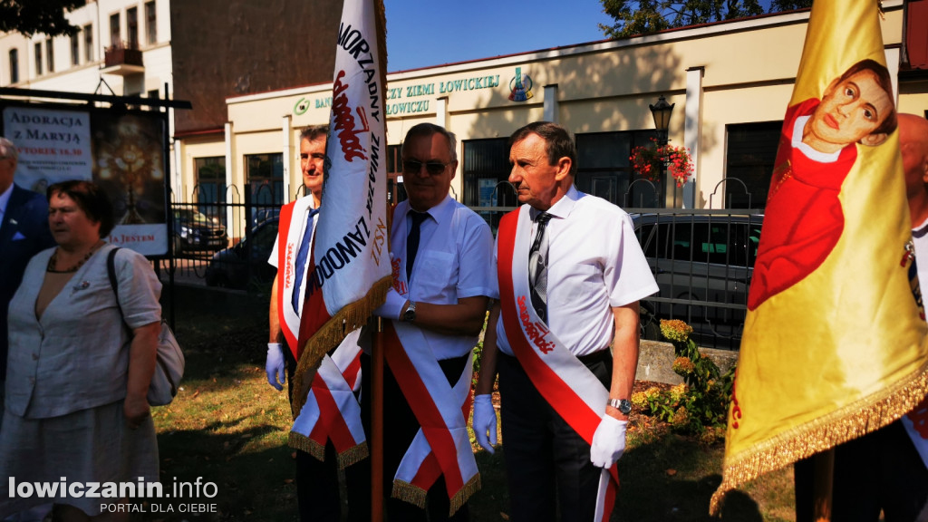 NSZZ Solidarność pod pomnikiem bł. ks. Jerzego Popiełuszki.