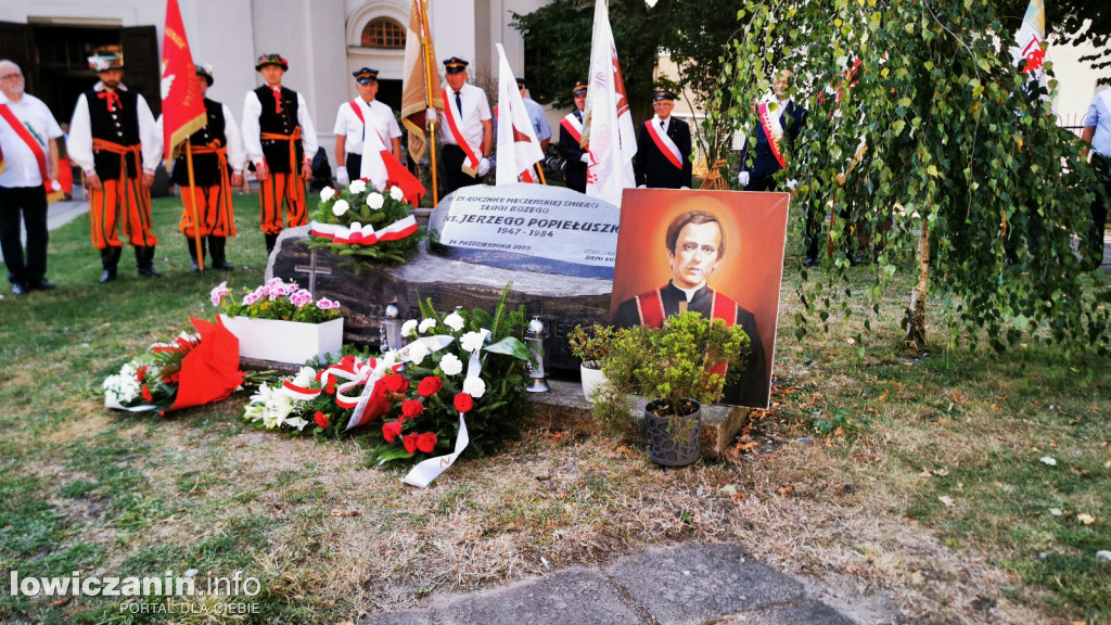 NSZZ Solidarność pod pomnikiem bł. ks. Jerzego Popiełuszki.