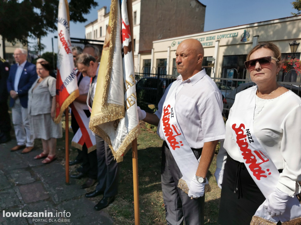 NSZZ Solidarność pod pomnikiem bł. ks. Jerzego Popiełuszki.