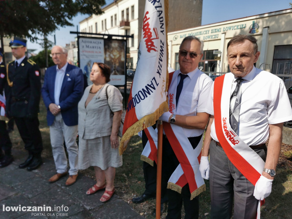 NSZZ Solidarność pod pomnikiem bł. ks. Jerzego Popiełuszki.