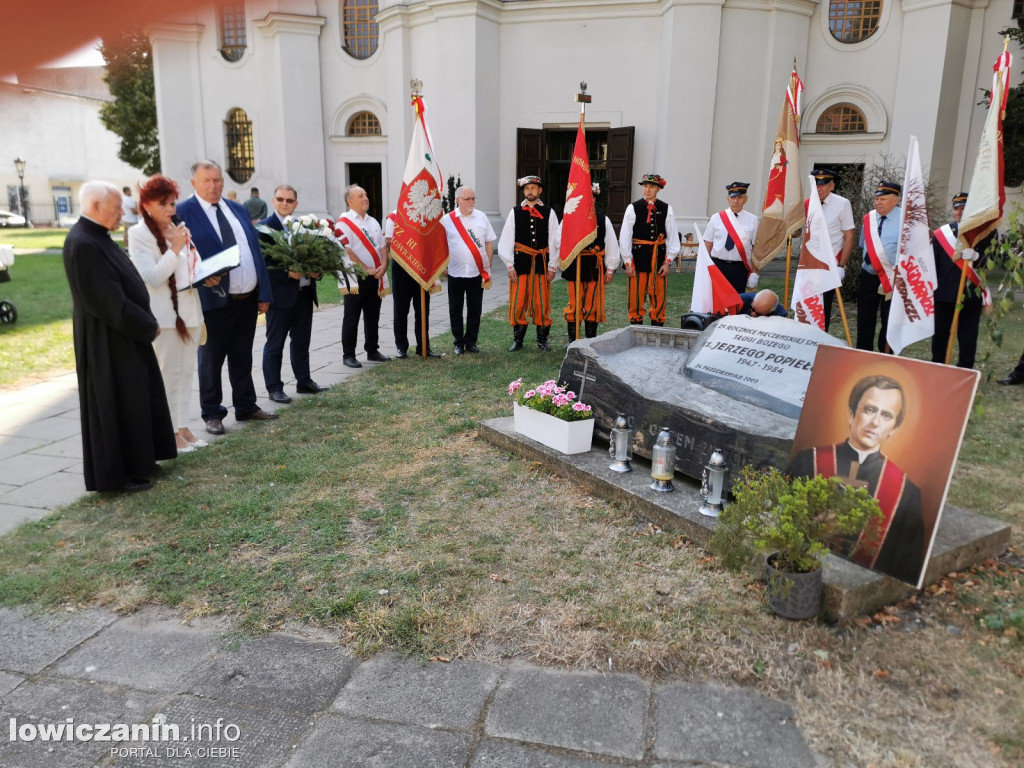 NSZZ Solidarność pod pomnikiem bł. ks. Jerzego Popiełuszki.