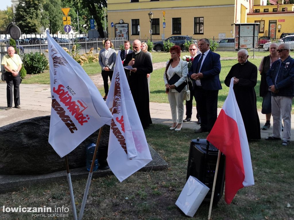 NSZZ Solidarność pod pomnikiem bł. ks. Jerzego Popiełuszki.