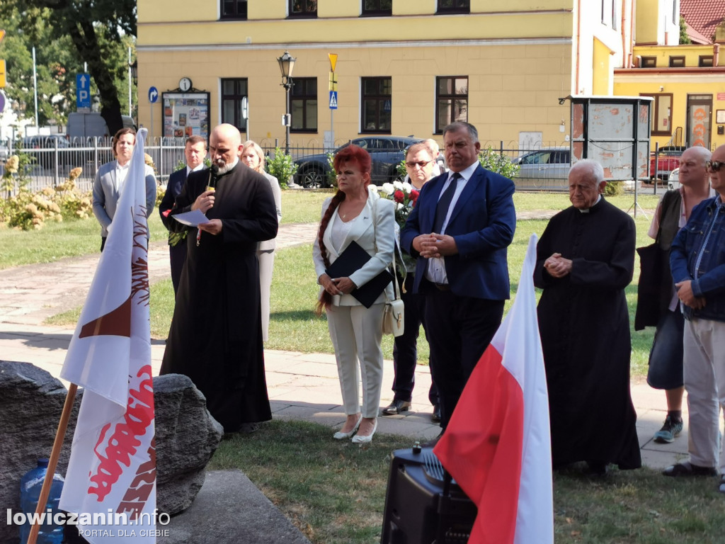 NSZZ Solidarność pod pomnikiem bł. ks. Jerzego Popiełuszki.