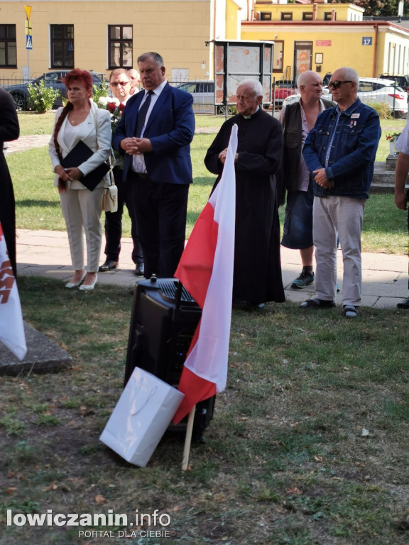 NSZZ Solidarność pod pomnikiem bł. ks. Jerzego Popiełuszki.