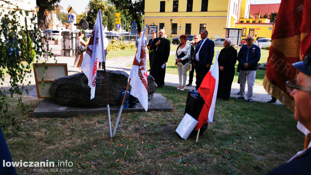 NSZZ Solidarność pod pomnikiem bł. ks. Jerzego Popiełuszki.